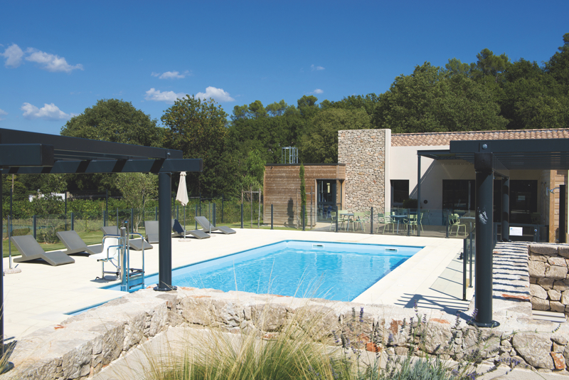 Résidence Les Senioriales de La Celle : La piscine de la résidence